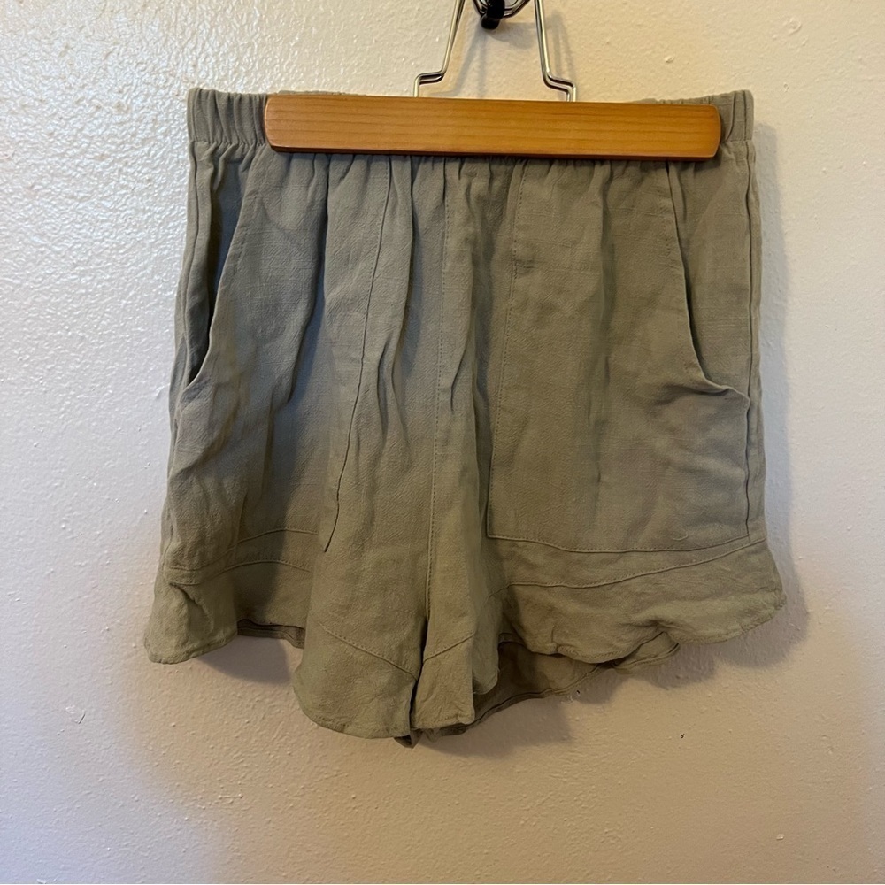 Women's Size Small Casual Shorts Sage Green Gray Ruffle Hem Pockets Stretch - Picture 2 of 11